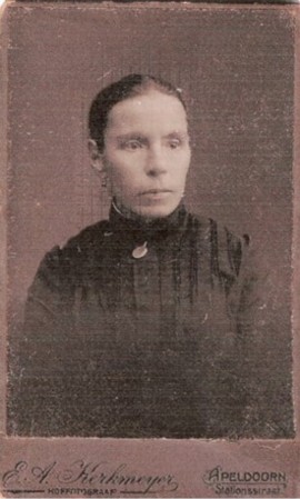 Fenneken Lentink-Wiecherink, ca. 1903. Fenneken Lentink-Wiecherink, ca. 1903.